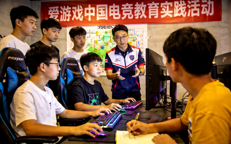 爱游戏中国电竞教育实践活动照片 - 青少年在指导下进行电竞相关学习