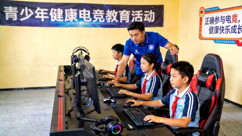 青少年健康电竞教育活动现场 - 教练指导青少年正确参与电竞