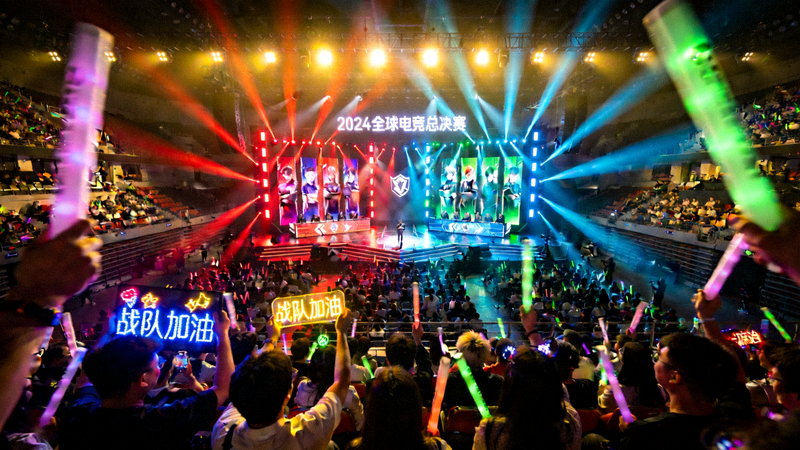 电竞比赛现场观众与舞台灯光场景